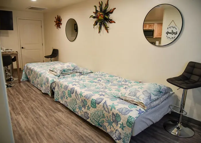 Style 2br 2ba W Jacuzzi Near Airport Holiday home