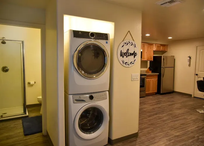 Style 2br 2ba W Jacuzzi Near Airport Holiday home