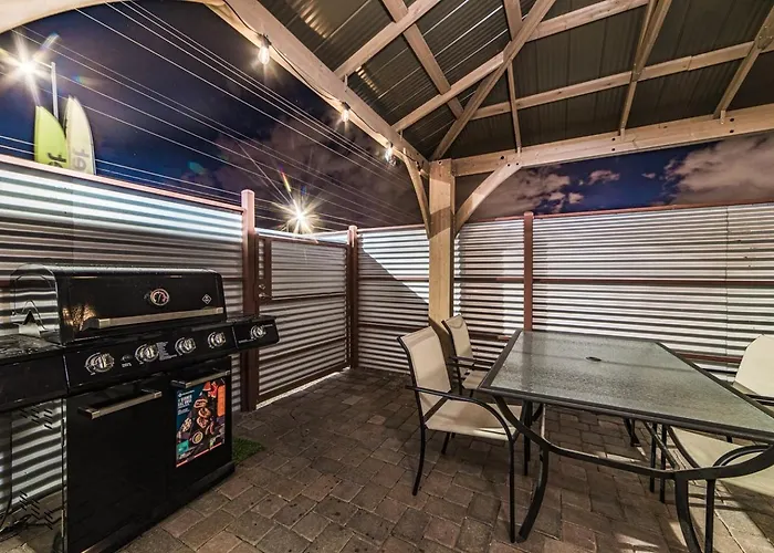 Holiday home Style 2br 2ba W Jacuzzi Near Airport *