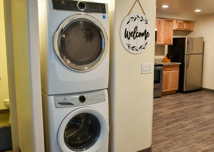Style 2br 2ba W Jacuzzi Near Airport