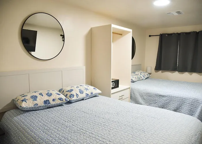 Holiday home Style 2br 2ba W Jacuzzi Near Airport *