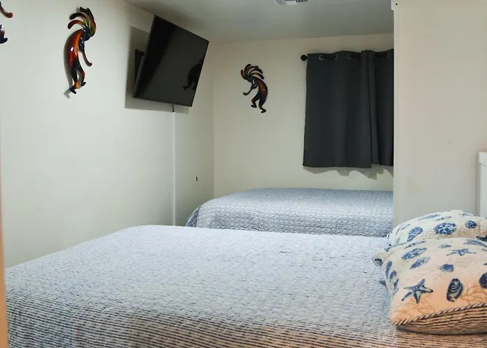 Holiday home Style 2br 2ba W Jacuzzi Near Airport *