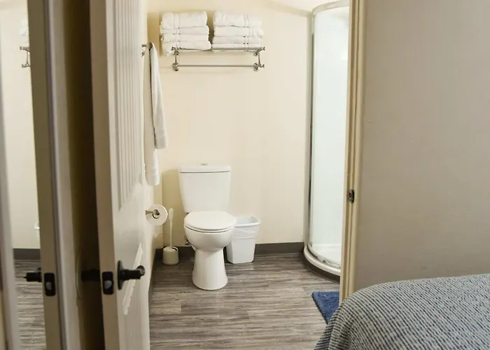Holiday home Style 2br 2ba W Jacuzzi Near Airport *