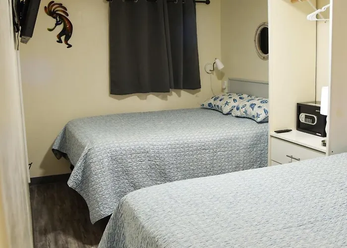 Style 2br 2ba W Jacuzzi Near Airport Holiday home