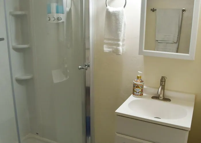 Style 2br 2ba W Jacuzzi Near Airport