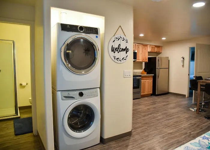 Style 2br 2ba W Jacuzzi Near Airport