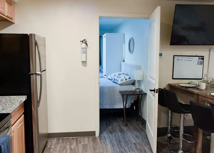 Holiday home Style 2br 2ba W Jacuzzi Near Airport