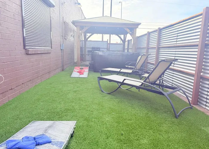 Holiday home Style 2br 2ba W Jacuzzi Near Airport *