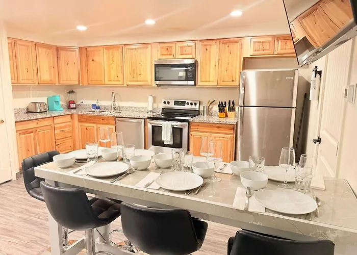 Holiday home Style 2br 2ba W Jacuzzi Near Airport *