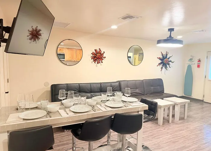 Holiday home Style 2br 2ba W Jacuzzi Near Airport