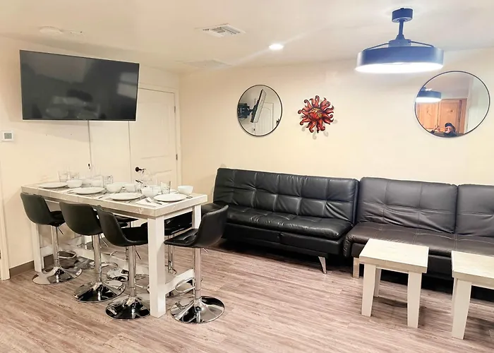 Style 2br 2ba W Jacuzzi Near Airport Holiday home *