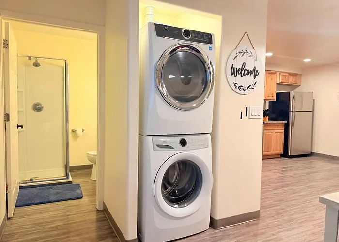 Holiday home Style 2br 2ba W Jacuzzi Near Airport