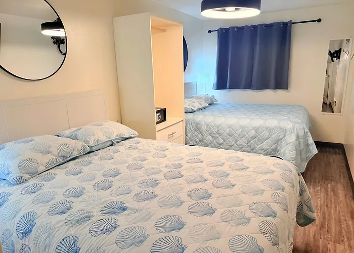 Holiday home Style 2br 2ba W Jacuzzi Near Airport *