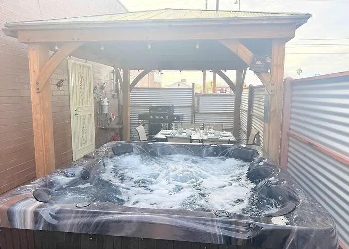 Style 2br 2ba W Jacuzzi Near Airport Holiday home *
